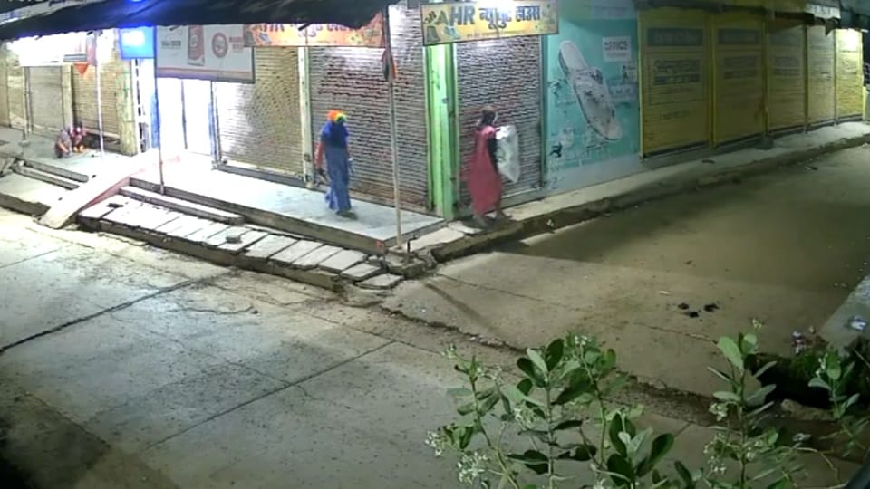 Lakhs stolen from Sanjay Jewelers thieves arrived wearing nighties and masks police busy investigating the cas
