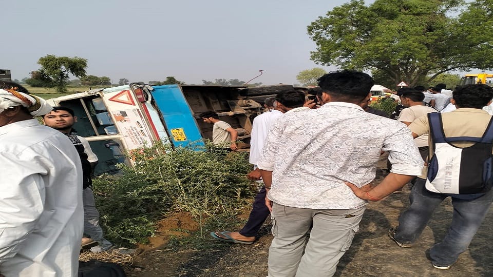 1 died and 4 injured in road accident at Hisar