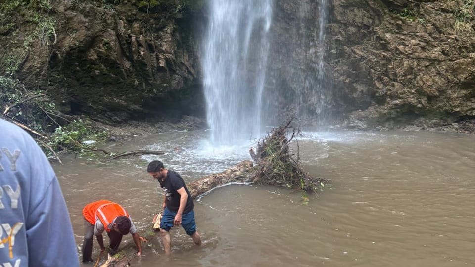 Dehradun Local man died and many tourists were injured after a tree fell on him at Tiger Falls in Chakrata