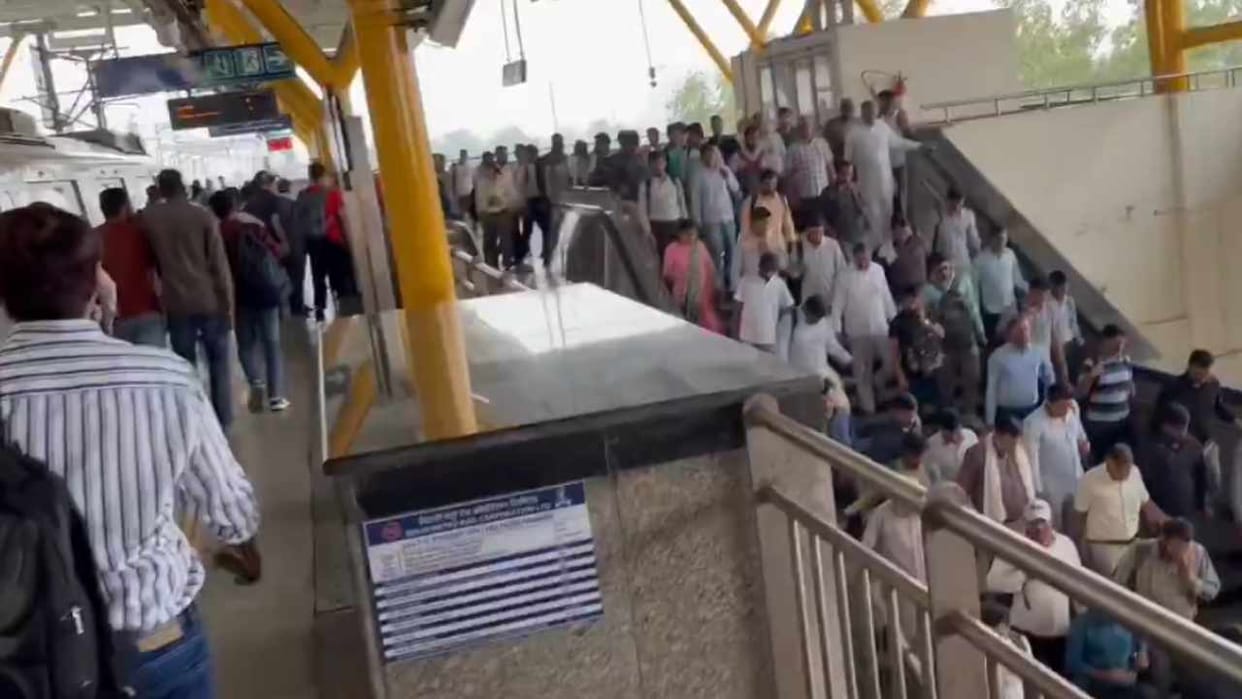 metro broke down at Tikri Kalan station in Delhi
