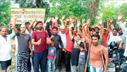 Poles broken in storm: Jainpur village has not received electricity for five days, villagers sit on strike