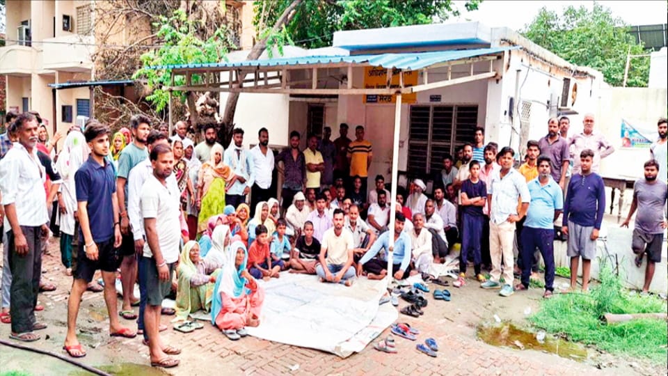 Poles broken in storm: Jainpur village has not received electricity for five days, villagers sit on strike