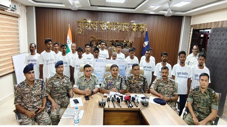 18 Naxalites including four hardcore Naxalites surrendered in Sukma