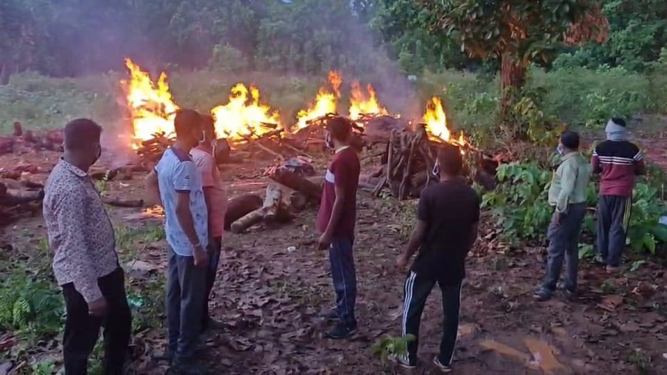 Police performed the last rites of eight Naxalites including Basavaraju