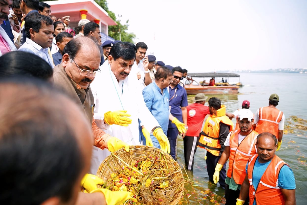 Bhopal: Chief Minister cleaned Sheetaldas Bagiya, honored the sanitation workers, inspected the old stepwell