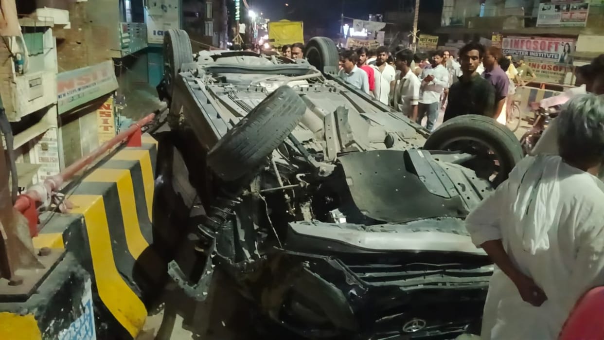 Bihar News : Truck brakes fail on overbridge accident news accident today siwan bihar police