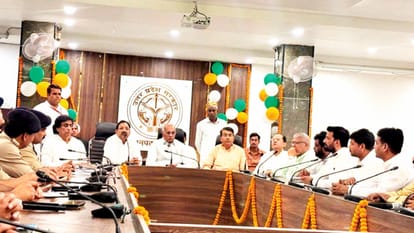 Minister in charge said: We will install a machine to make gold from garbage, Akhilesh retort