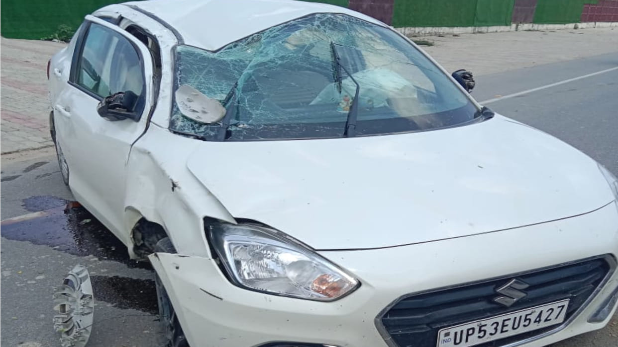 A high speed car overturned on the road in front of Gorakhpur Boating, the airbag opened - life was saved