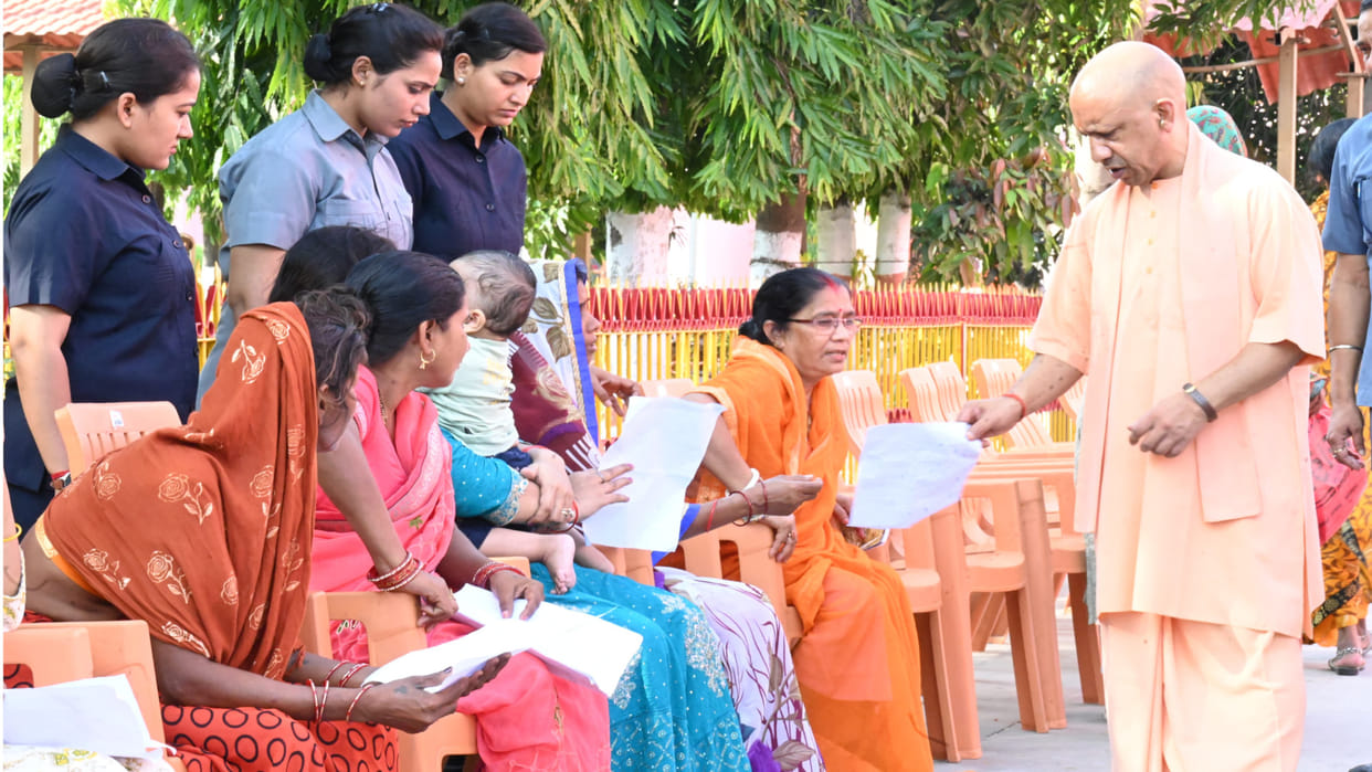 CM Yogi heard the problems of 250 people in Gorakhnath temple public darshan, gave instructions