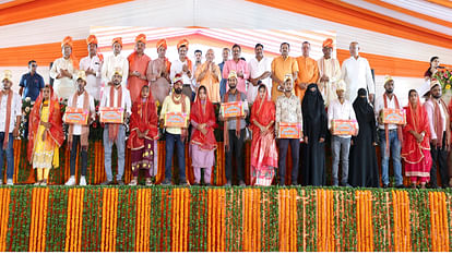 CM blessed 11 couples in the mass marriage scheme organized in Gorakhpur, said- will keep coming for Kanyadan