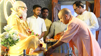 सीएम योगी ने  महंत अवैद्यनाथ की समाधि पर की पूजा अर्चना की