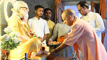 In Gorakhpur, CM reached Gorakhnath temple and worshipped Guru Gorakhnath