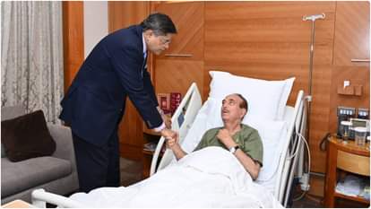 गुलाम नबी आजाद का हाल लेते भाजपा सांसद बैजयंत पांडा।