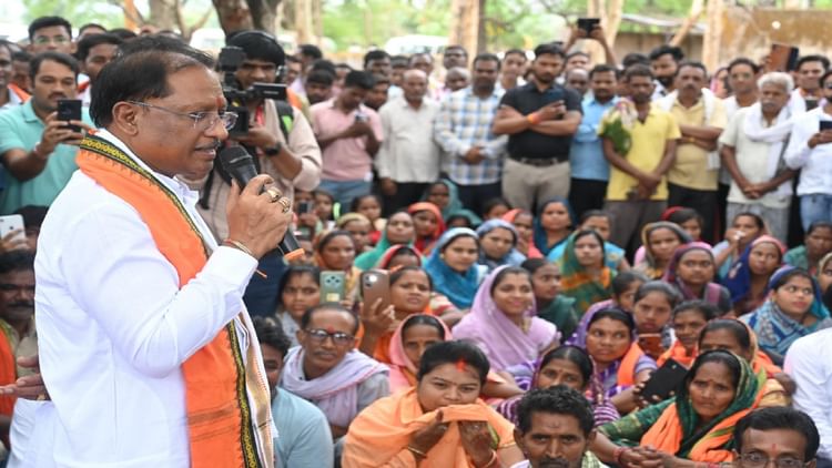सुशासन तिहार: सारंगढ़-बिलाईगढ़ के कनकबीरा में पेड़ के नीचे CM ने लगाई चौपाल, जनता से किया संवाद, की ये घोषणाएं