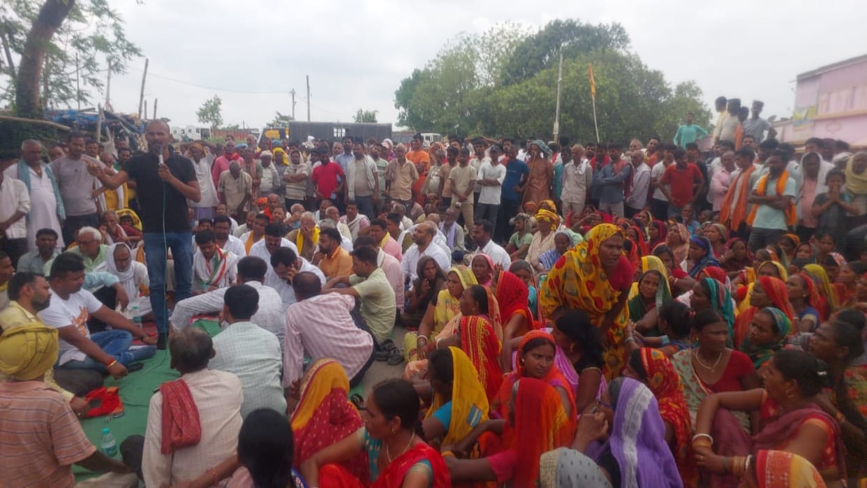Bihar News: Road blocked in protest against firing on three people including head husband