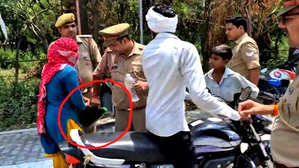 Baghpat: Farmer's family attempted self-immolation at the Collectorate, police snatched petrol bottle
