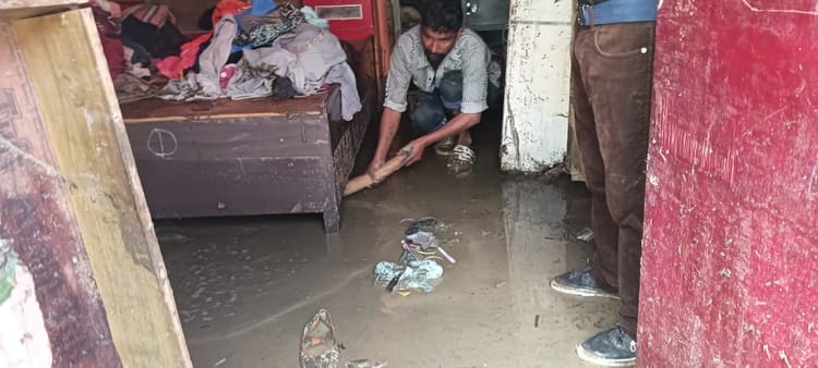 Uttarakhand Weather: टिहरी में मूसलाधार बारिश से मची तबाही, बस्ती में घुसा पानी, घरों और सड़कों पर फैला मलबा
