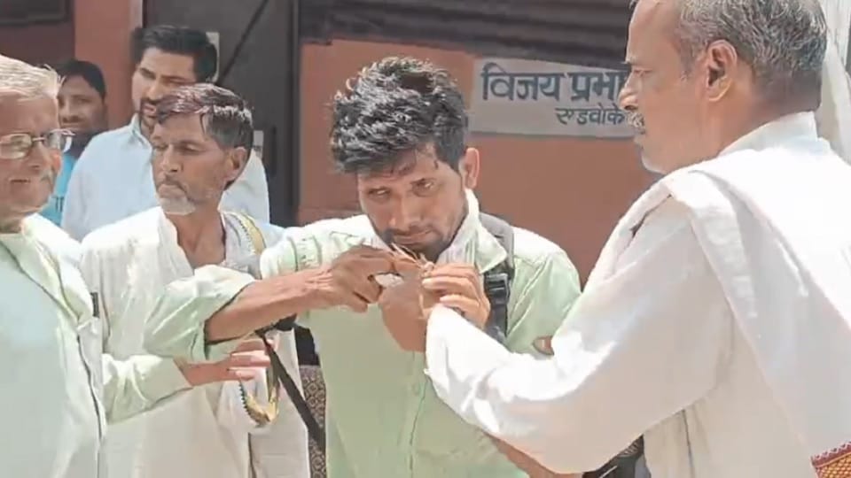 Meerut: 83 lakhs given for land, no dues received, fierce kicking and punching in Mawana tehsil, video viral