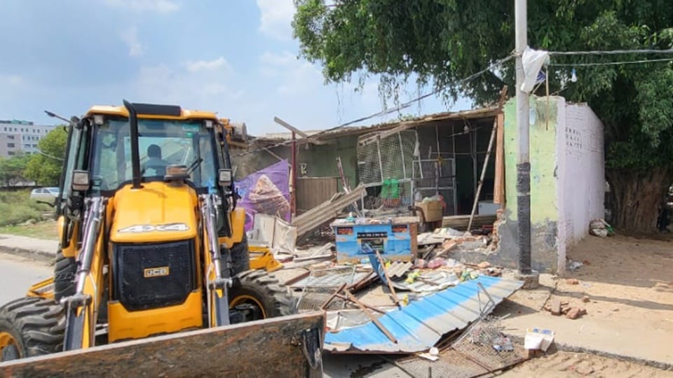 Moradabad: Bulldozers run on the dhabas of BJP and RLD leaders, MDA takes action on Delhi Highway
