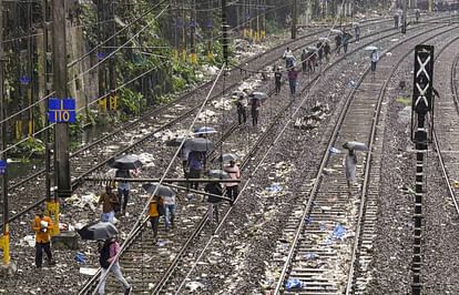 Mumbai recives 106 mm rains in 24 hours; IMD forecasts moderate to heavy showers