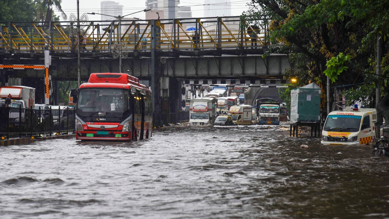 Mumbai recives 106 mm rains in 24 hours; IMD forecasts moderate to heavy showers