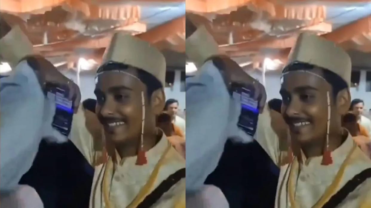 In Wedding now people have started scanning QR code by mobile phone Video goes viral on Internet