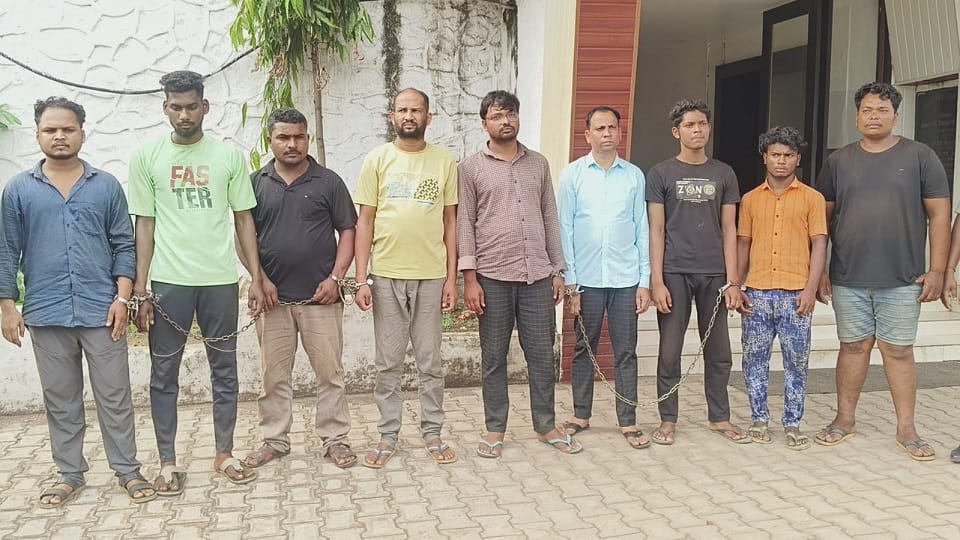पुलिस की गिरफ्त में आरोपी