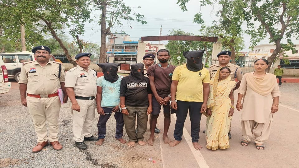 पुलिस की गिरफ्त में आरोपी