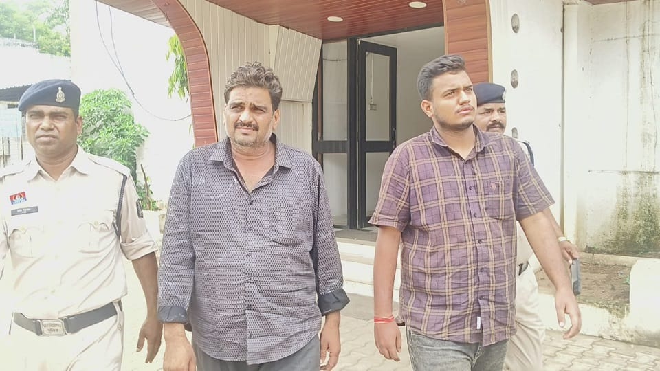 पुलिस की गिरफ्त में आरोपी