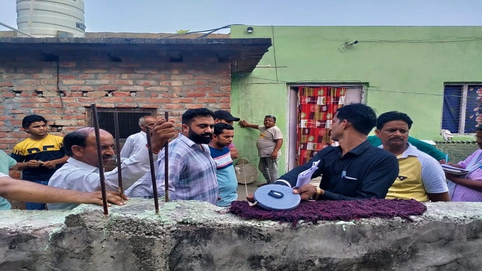 Muzaffarnagar: There are houses of people of other communities near the 600 year old temple, measurement start
