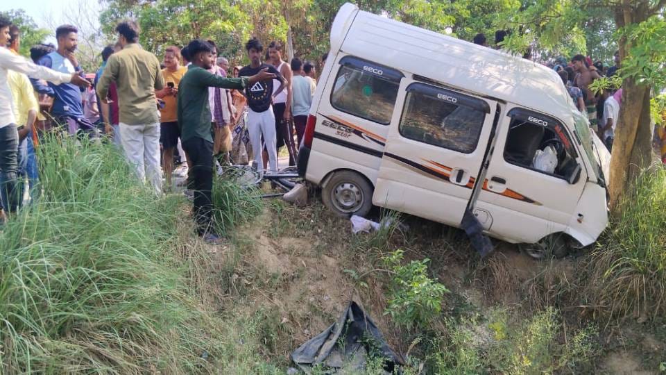 Eco collided with tree after hitting cyclist In Sitapur old man died while seven people were injured