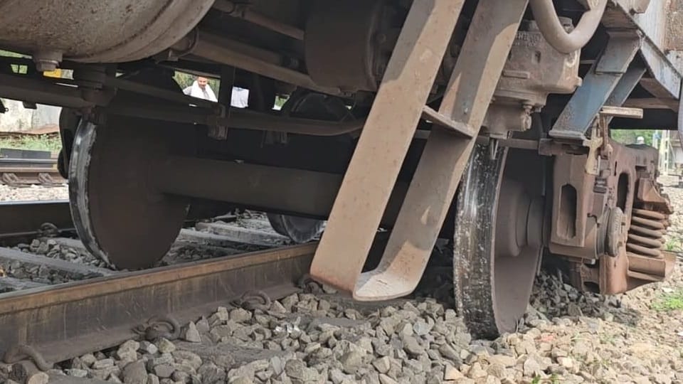 मालगाड़ी का खाली डिब्बा पटरी से उतरा।