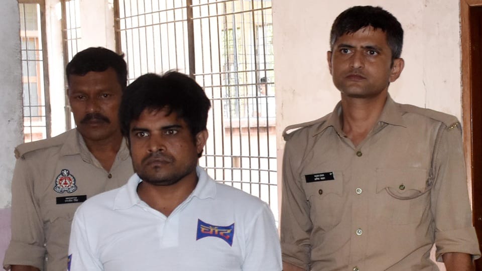 Gang made videos and photos of 82 school children Videos and photos stored in Phone and data card aligarh news