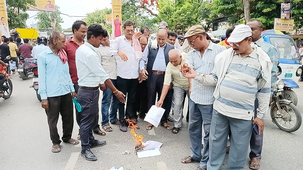 Bihar: Teachers protest in Siwan demanding withdrawal of 2011 rules