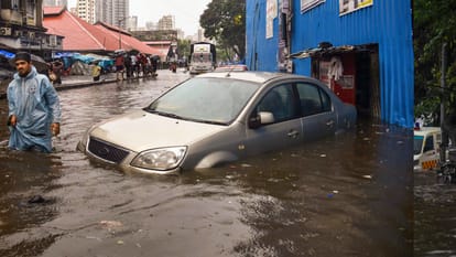 Mumbai recives 106 mm rains in 24 hours; IMD forecasts moderate to heavy showers
