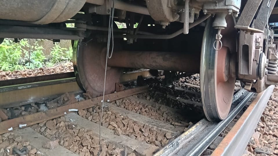 37 डिब्बे हुए डिरेल