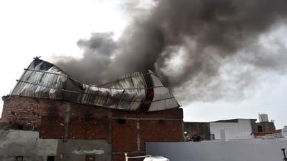 Saharanpur: Fire broke out in the cooler warehouse, employees jumped down from the third floor