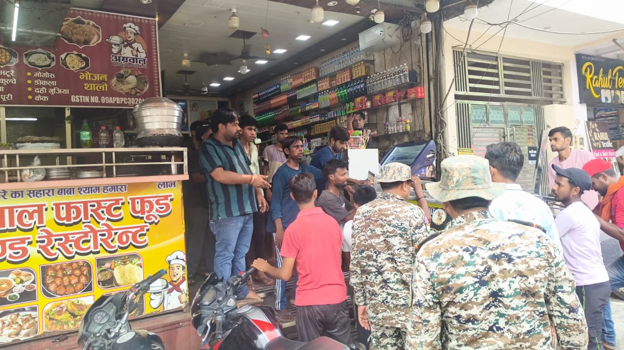 Counters placed on the drain in Trans Yamuna were confiscated causing uproar fast food restaurant had encroach