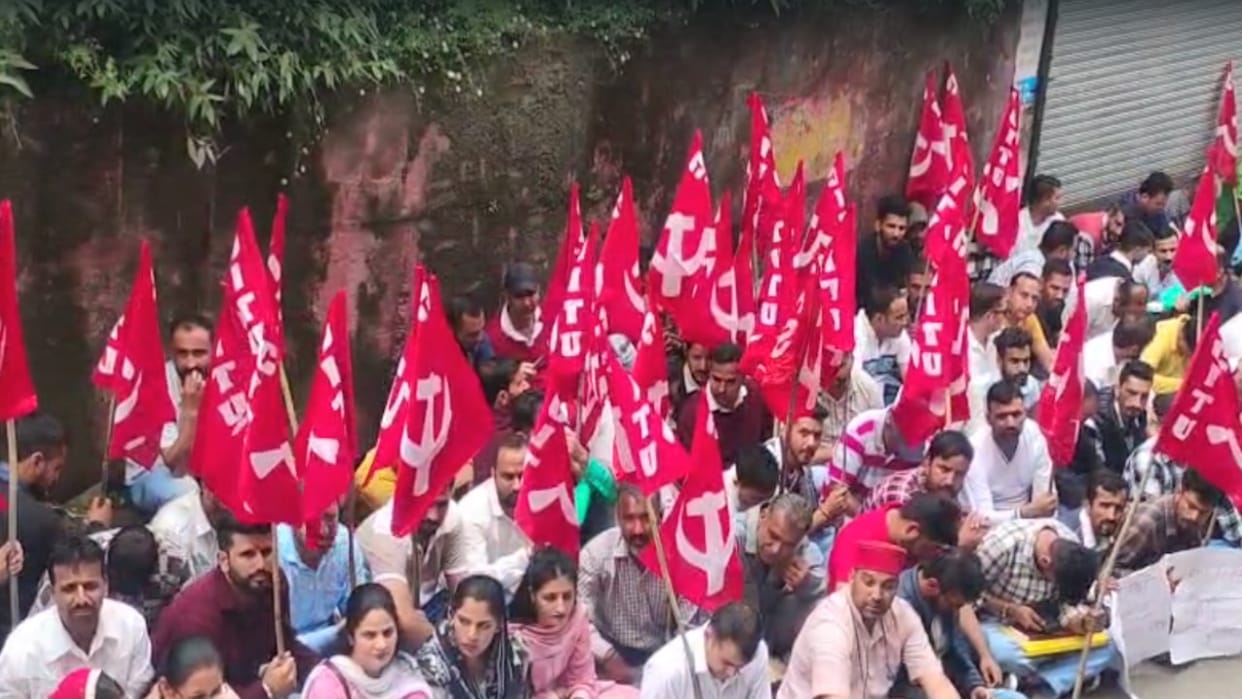 Dharamshala: 108 and 102 ambulance employees strike, demonstrated in the DC offices regarding their demands