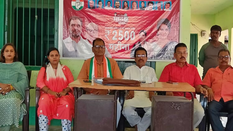 Bihar: माई बहिन सम्मान योजना के तहत कांग्रेस सौंप रही गारंटी पत्र, जरूरतमंद महिला को हर माह 2500 देने का वादा
