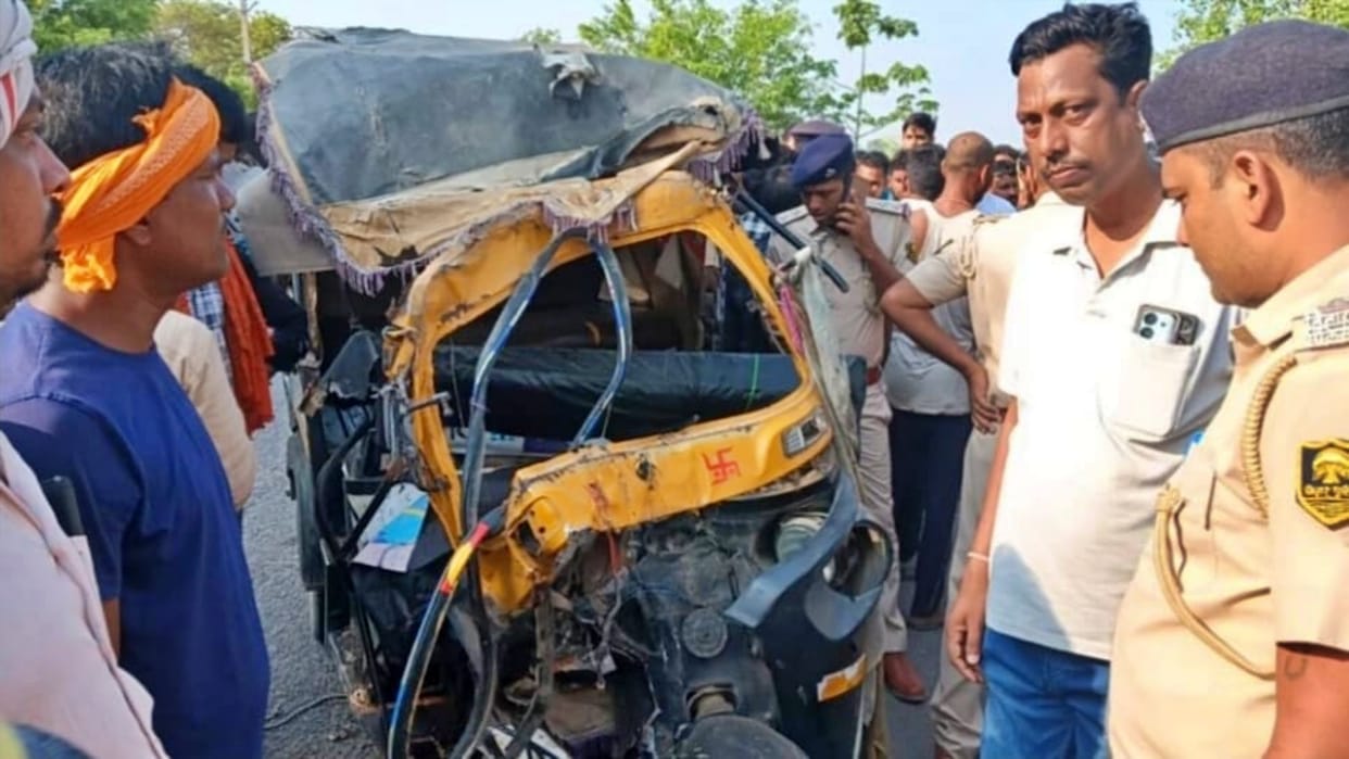 Fierce collision between dumper and auto on Buxar-Kochas road, one person died, many people seriously injured