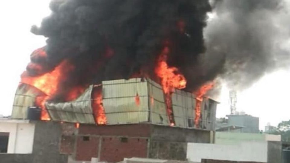 Saharanpur: Fire broke out in the cooler warehouse, employees jumped down from the third floor