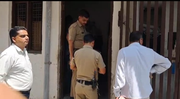 आयुर्वेदिक विभाग की टीम का गोदाम में छापा: जिस कंपनी में काम करता था उसी की बना रहा था नकली दवा, गिरफ्तार