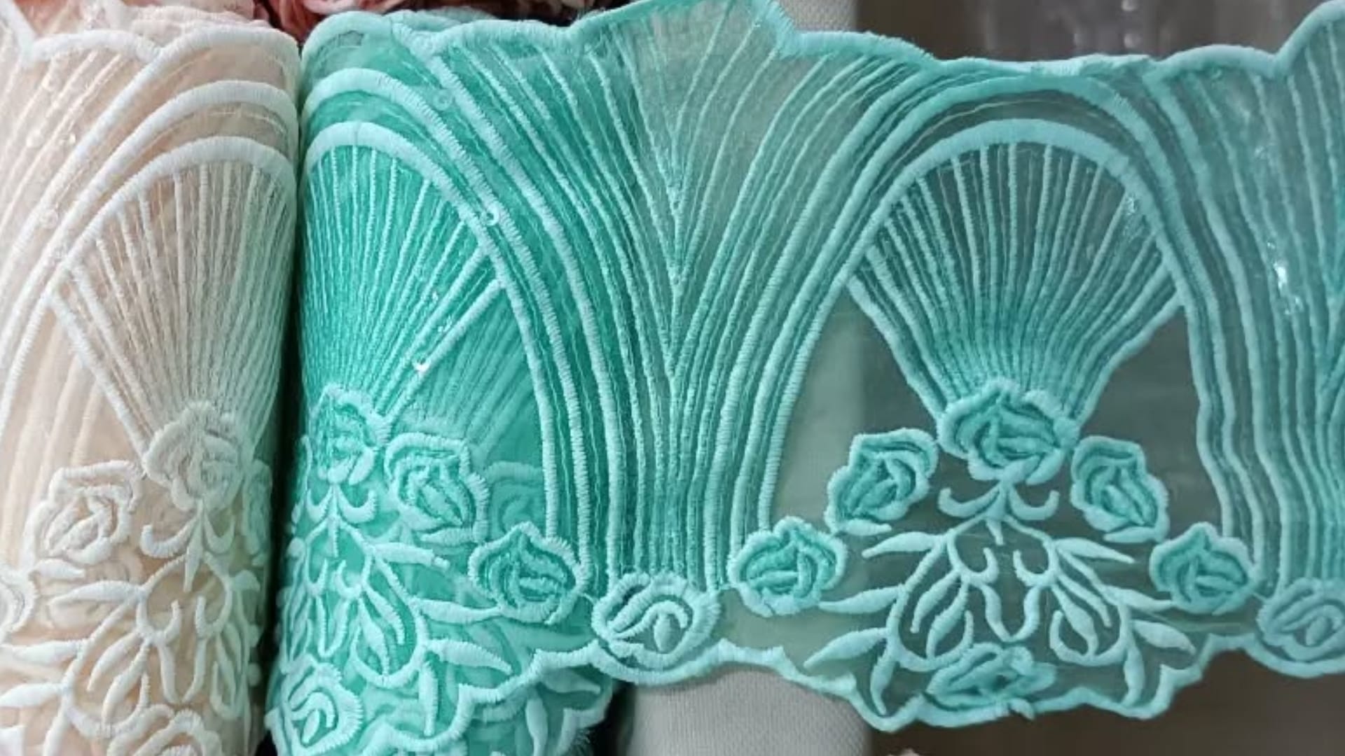 difference between Gota Patti and Lace in hindi