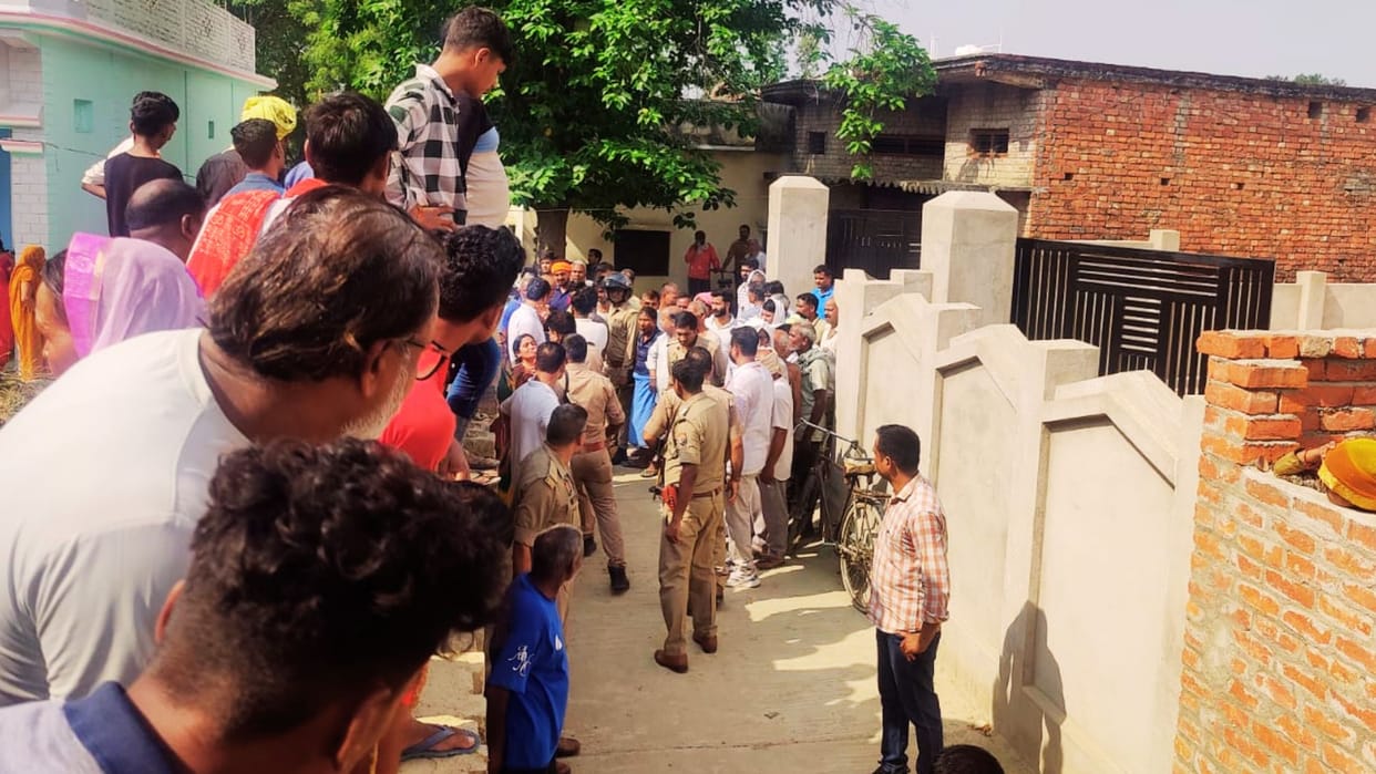 Woman killed by crushing with stone in azamgarh blood-soaked body found on the roof