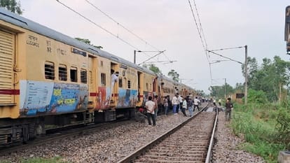 Bijnor: Trees fell on the train, power lines broke and fell, stampede due to fear of electrocution
