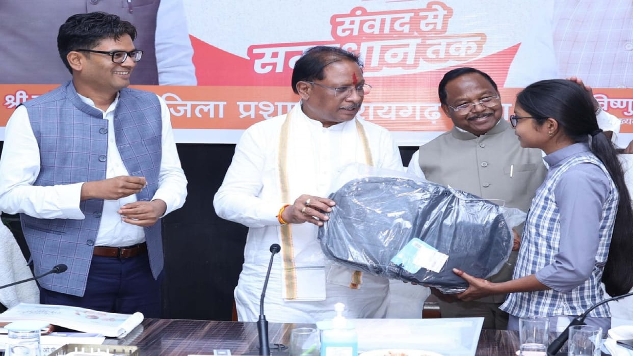 CM Sai honored talented students, boosted their enthusiasm by presenting laptops and tablets in Raigarh