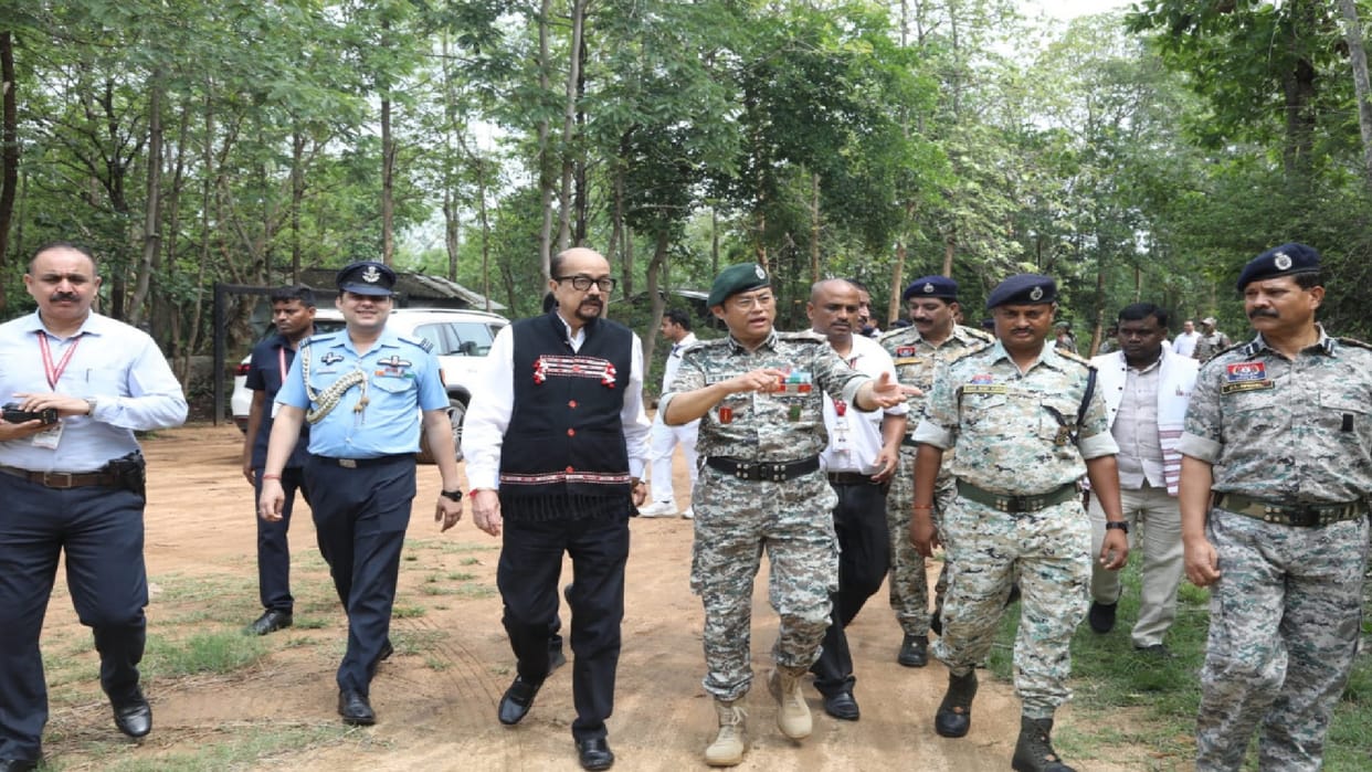 Governor Ramen Deka visited Jangalwar College Kanker, praised the training program