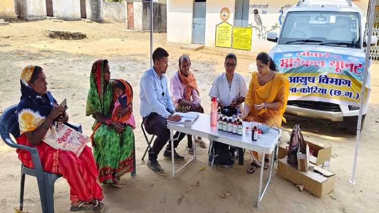 छत्तीसगढ़: राज्य के 10 जिलों में आयुष विभाग की अनूठी पहल, ग्रामीणों को मिल रही निःशुल्क औषधियां