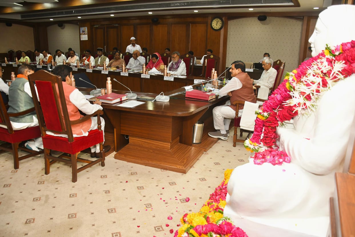 MP News: Vijay Shah was missing from the cabinet meeting again, Minister Sampatiya Uikey sat on the chair